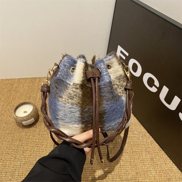 Wholesale Wool Contrast Color Casual Fashion One Shoulder Crossbody Bucket Bag Online Hot Sale